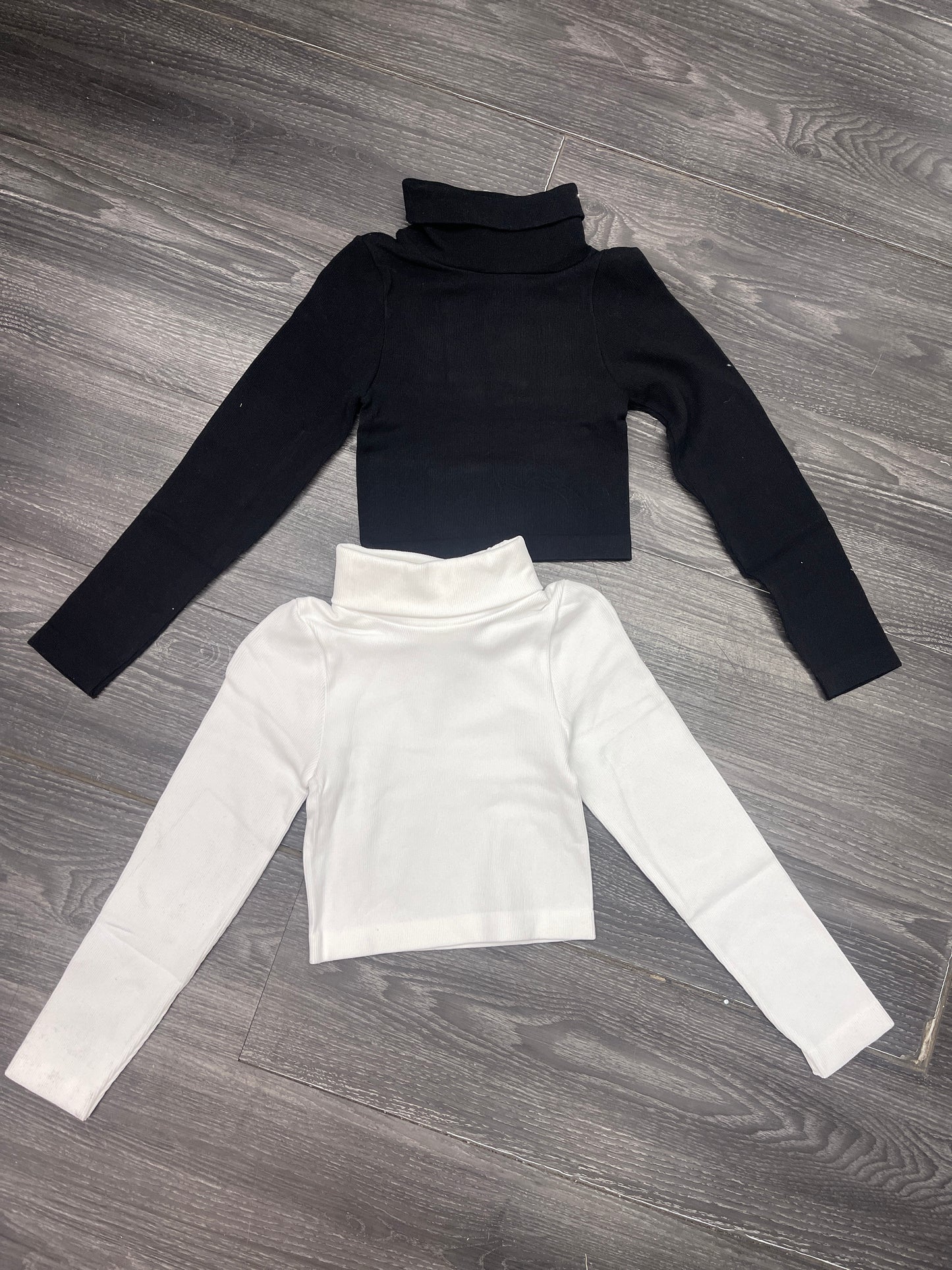 Foldover neck rubbed longsleeve crop